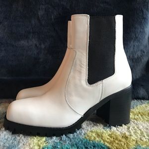 Chunky white heel booties 😍